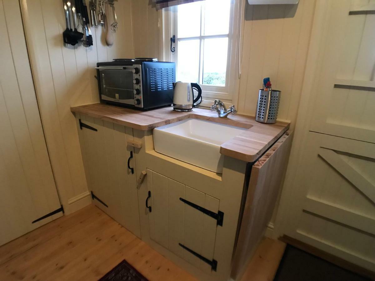 The Hawthorn Shepherds Hut อายเมาธ์ ภายนอก รูปภาพ